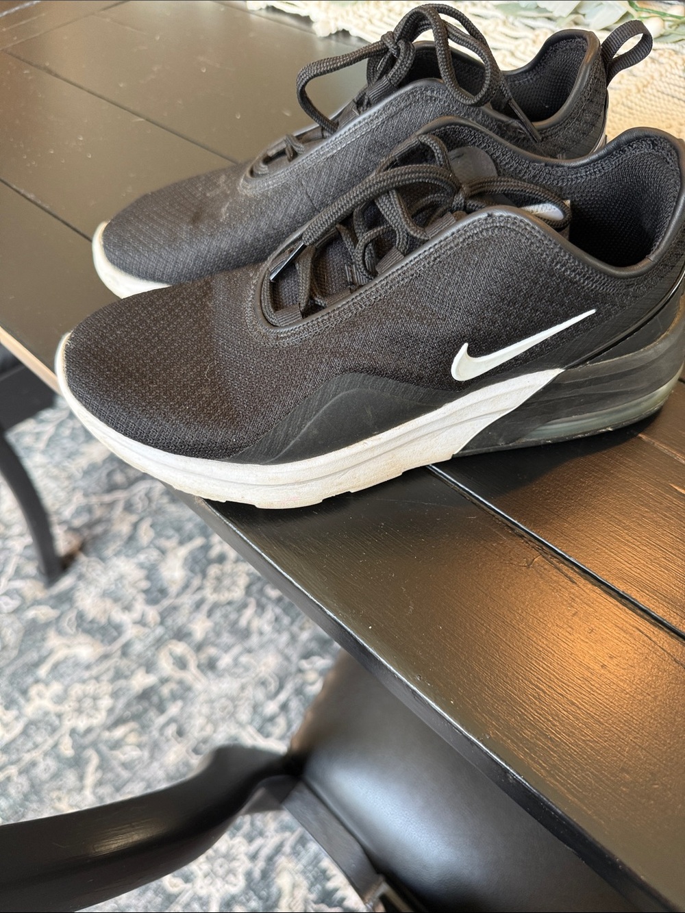 Nike Men’s Black and White Low-Top Air Cushion Sneakers